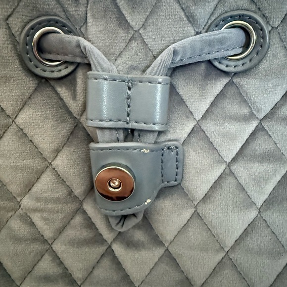 Vera Bradley Quilted Gray Velour/Velvet Drawstring Backpack Bag - Picture 4 of 13